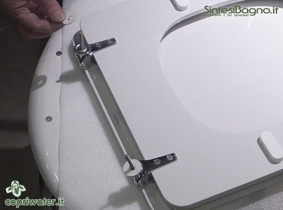 Fasi di montaggio di un copriwater con cerniere e tasselli ad espansione