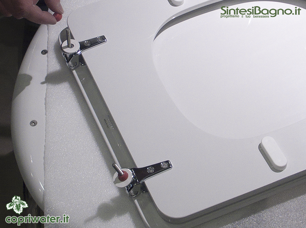 Fasi di montaggio di un copriwater con cerniere e tasselli ad espansione