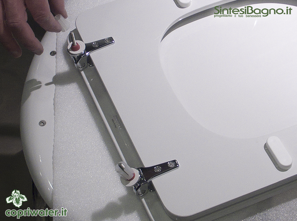 Fasi di montaggio di un copriwater con cerniere e tasselli ad espansione