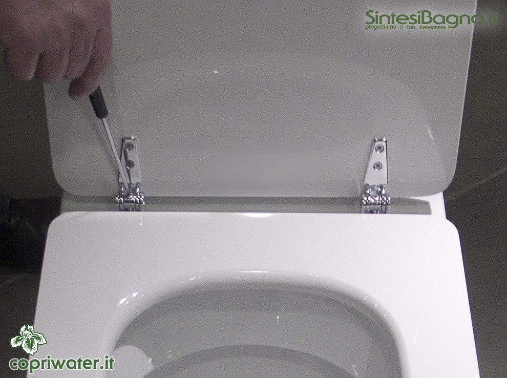 Fasi di montaggio di un copriwater con cerniere e tasselli ad espansione